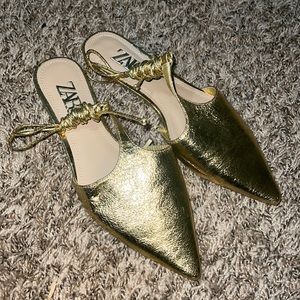 Gold point toe tie up slip in